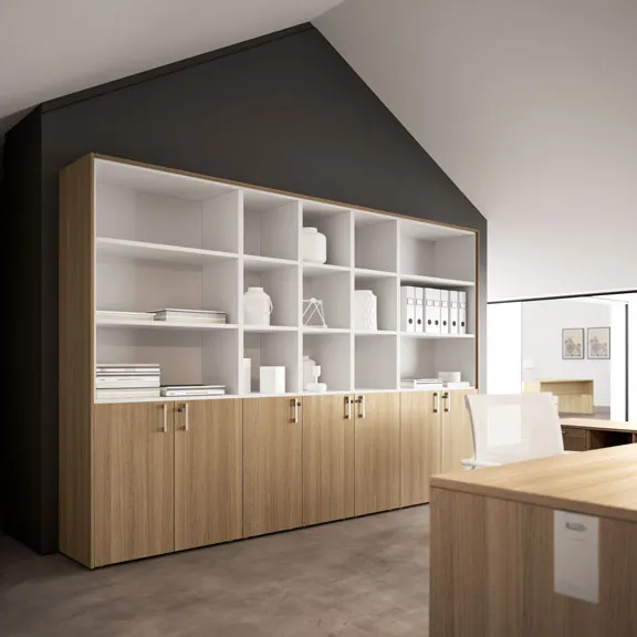 Libreria attrezzata con ante in legno in un ufficio mansardato