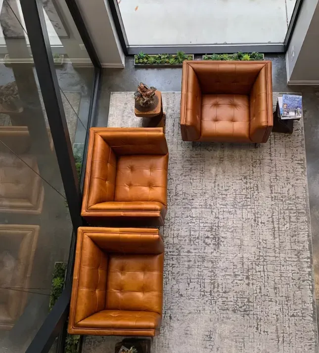 Poltrone in pelle color cognac in un'area reception