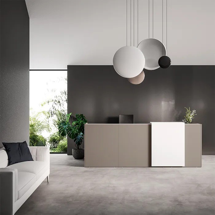 Reception color tortora con lampade scultoree per studio professionale
