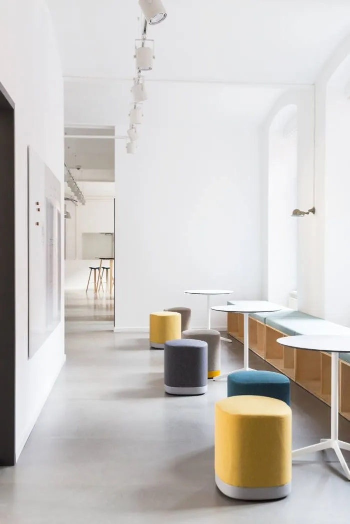 Angolo relax con pouf colorati, tavolini e illuminazione calda