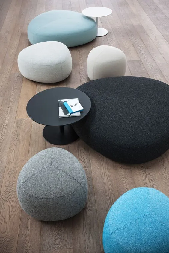 Pouf organici colorati per area lounge informale