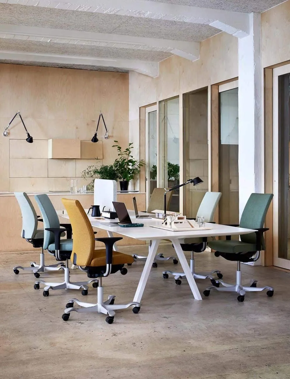Sedute coordinate per sala riunioni attorno a un tavolo condiviso