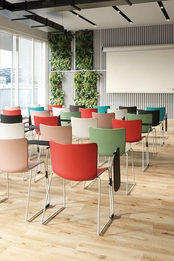 Sedute impilabili colorate per aula formazione